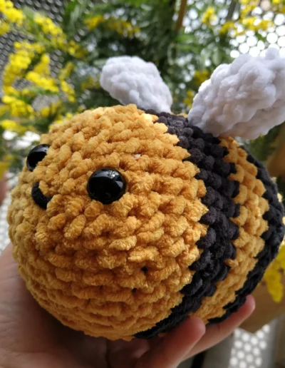 Peluche crochet abeille