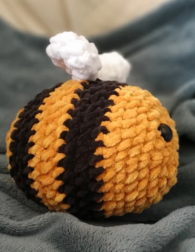 Peluche crochet abeille
