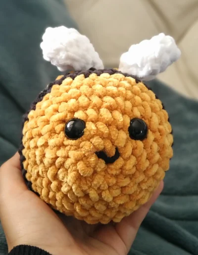 Peluche crochet abeille