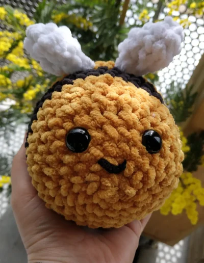 Peluche crochet abeille